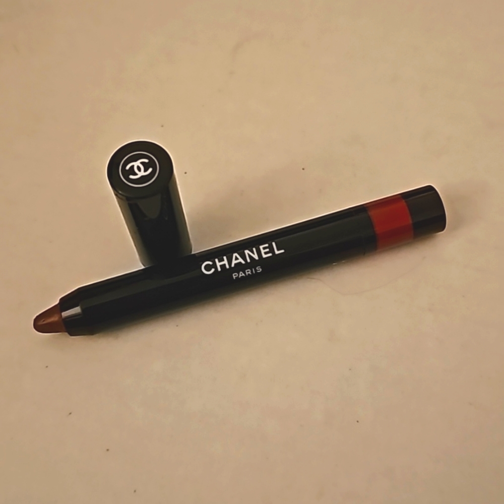Chanel le Rouge crayon de couleur. No. 12 carmin